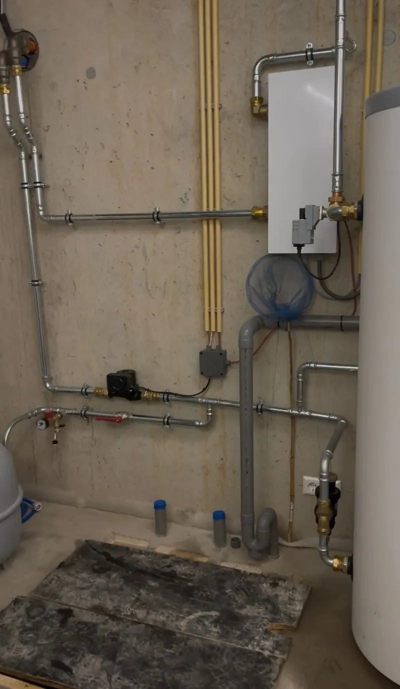 Techniekruimte met boilervat, verdeler en nieuw leidingwerk